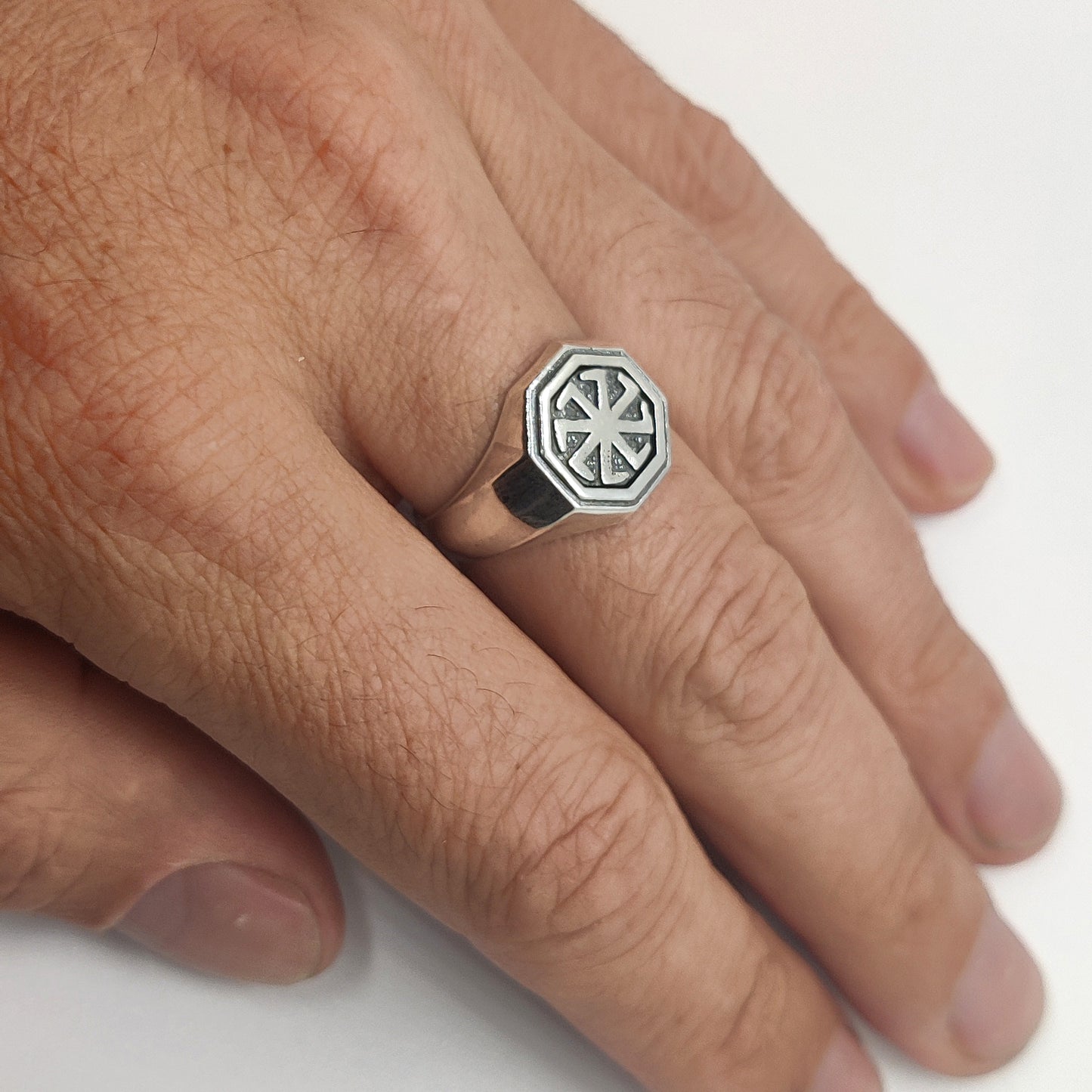 Anillo de sello ligero para hombre con símbolo eslavo Colovrat