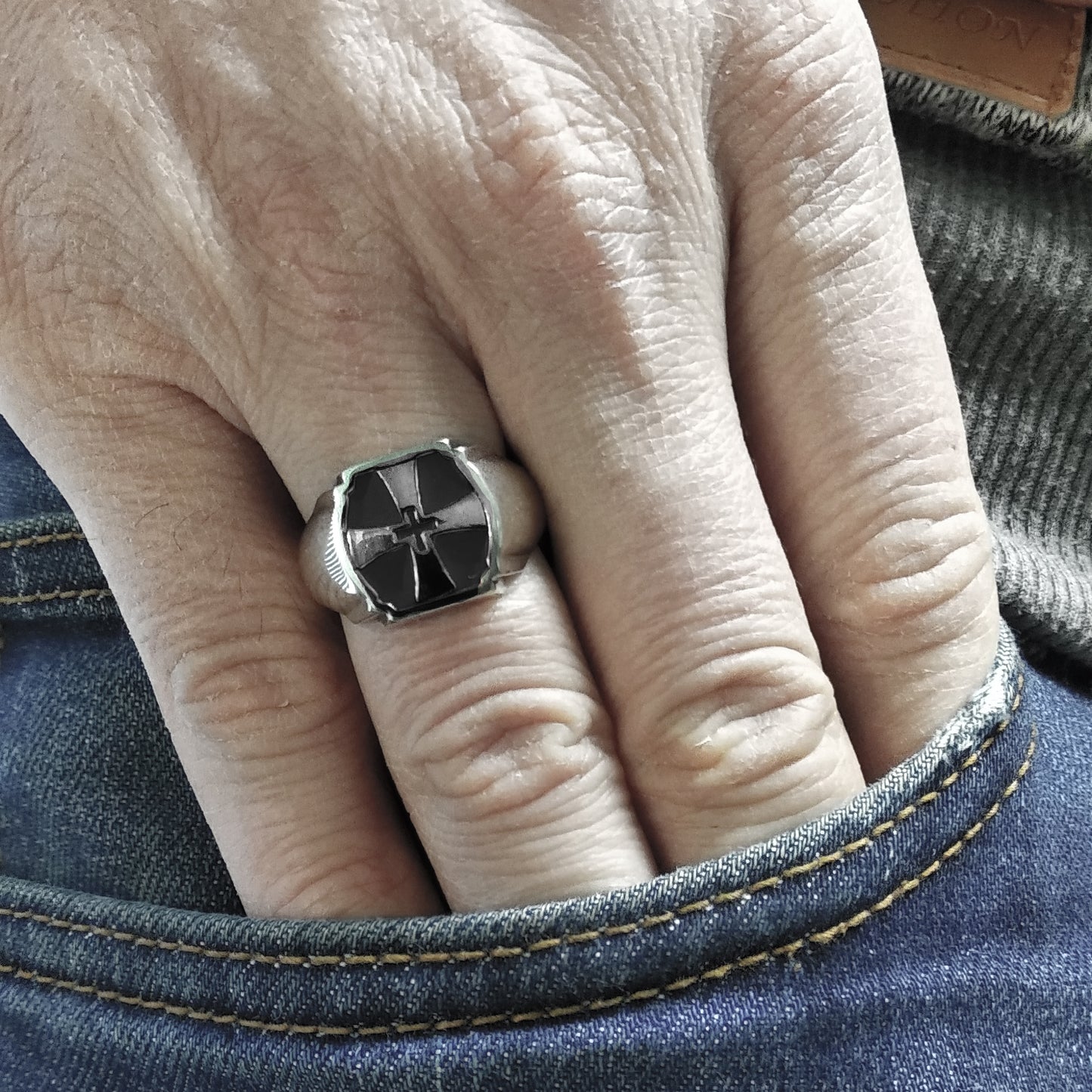 Anillo de plata con cruz de caballero cruzado y esmalte negro para hombre