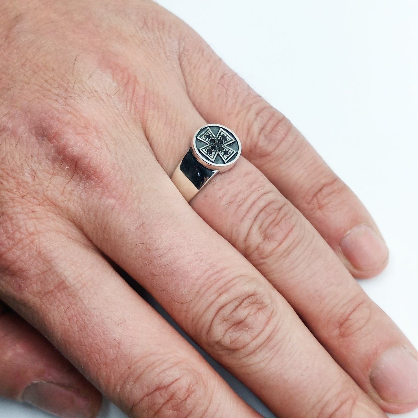 Anillo de plata de ley para hombre con cruz de caballero y parte superior redonda pequeña con circonitas negras