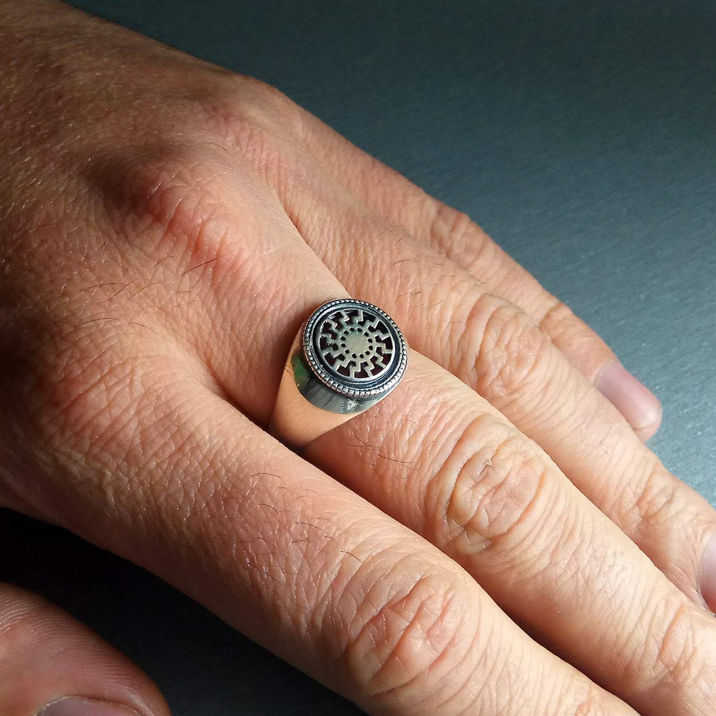 Schwarzes Sonnensymbol, runder Siegelring für Herren, Sonnenrad, slawischer Kolovrat