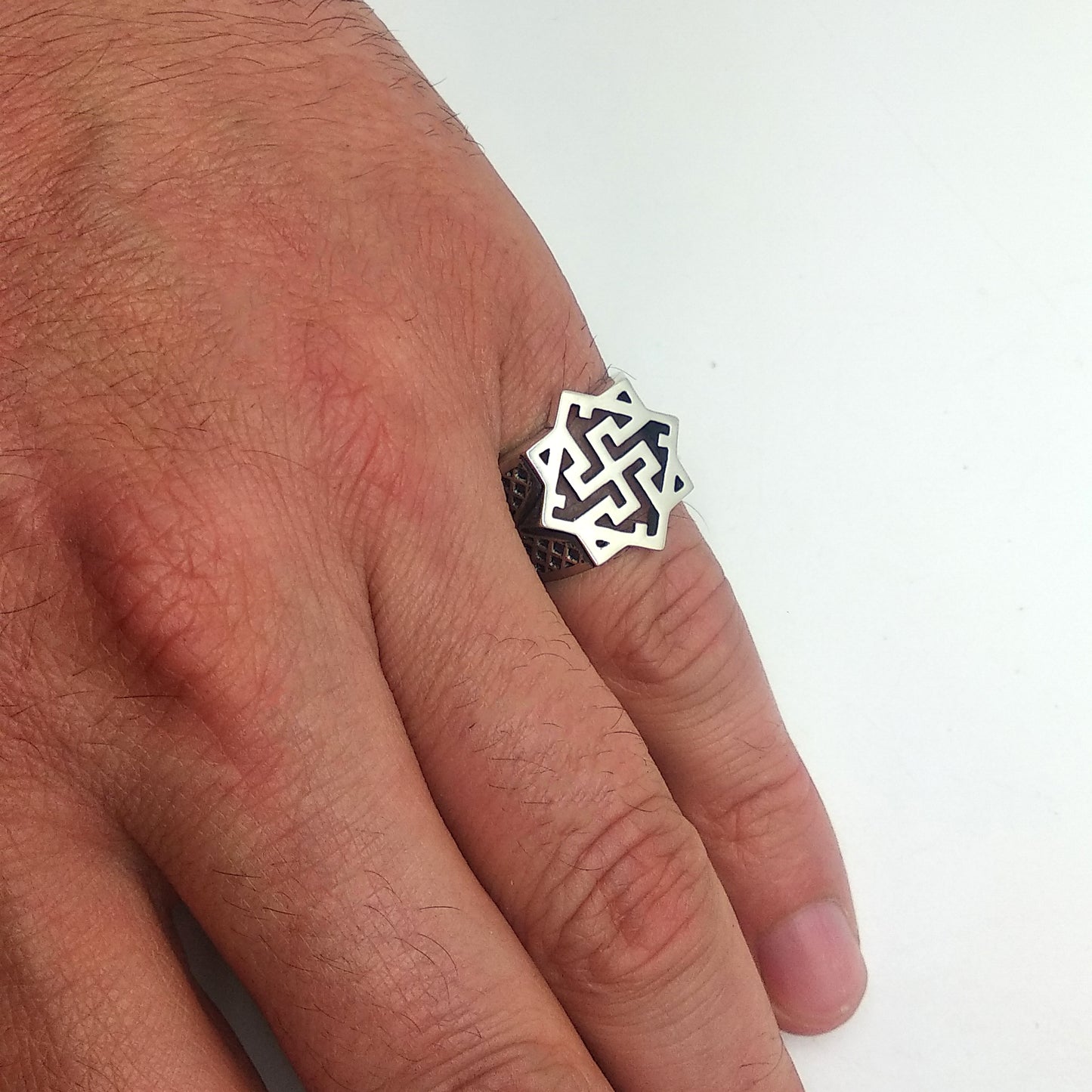 Anillo étnico para hombre con símbolo de valquiria en plata 925