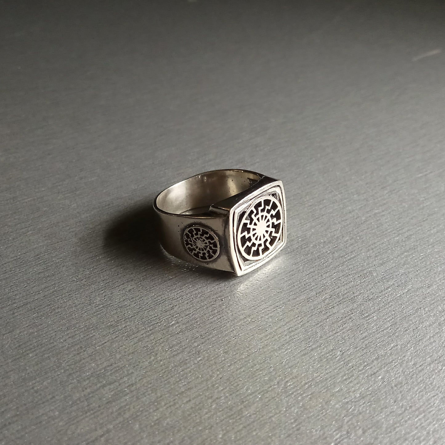 Schwarzes Sonnensymbol, Sonnenrad Colovrat Herren-Siegelring mit quadratischer Oberseite