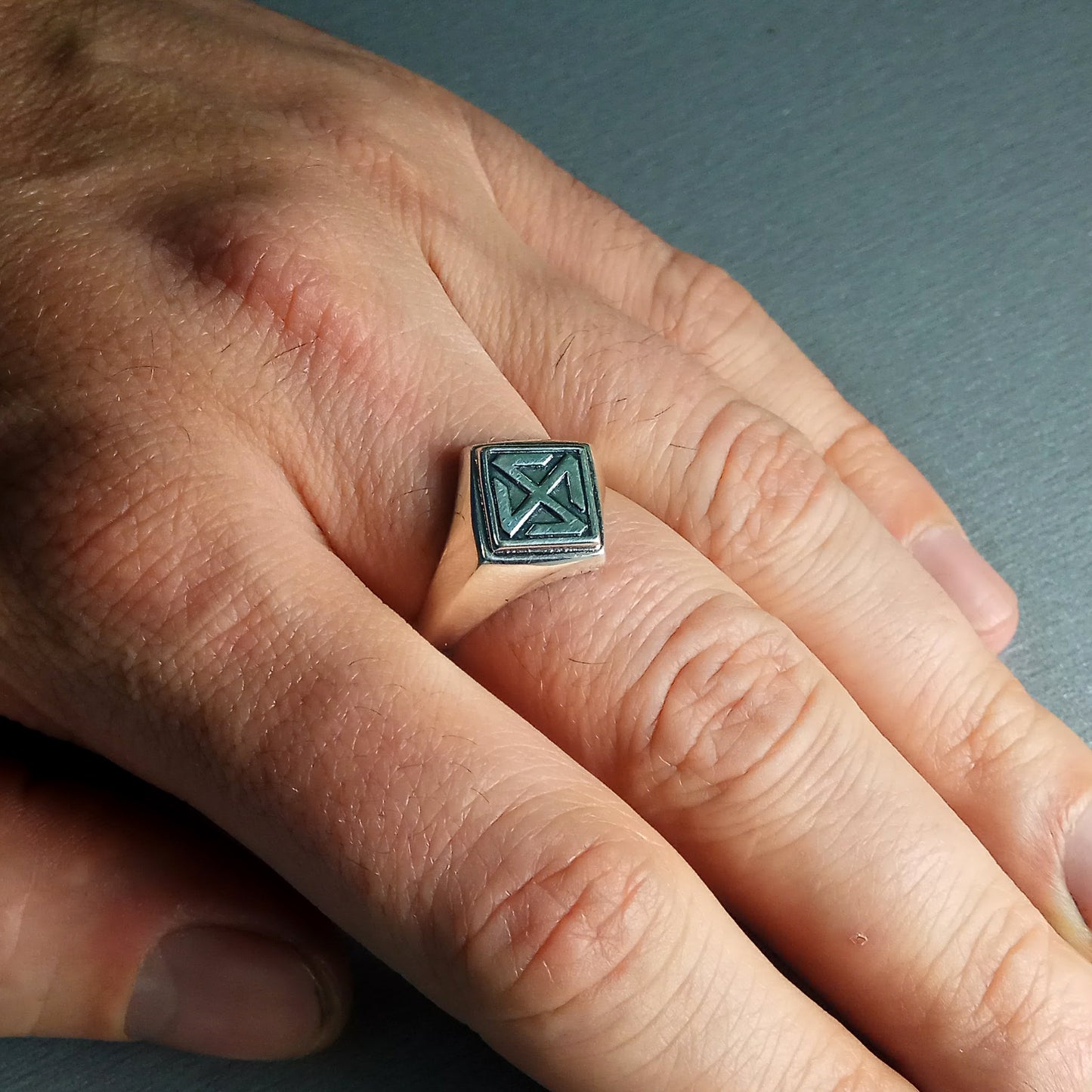 Sonnenrad, Herren-Siegelring mit quadratischem Oberteil und okkultem Sonnenrad-Symbol