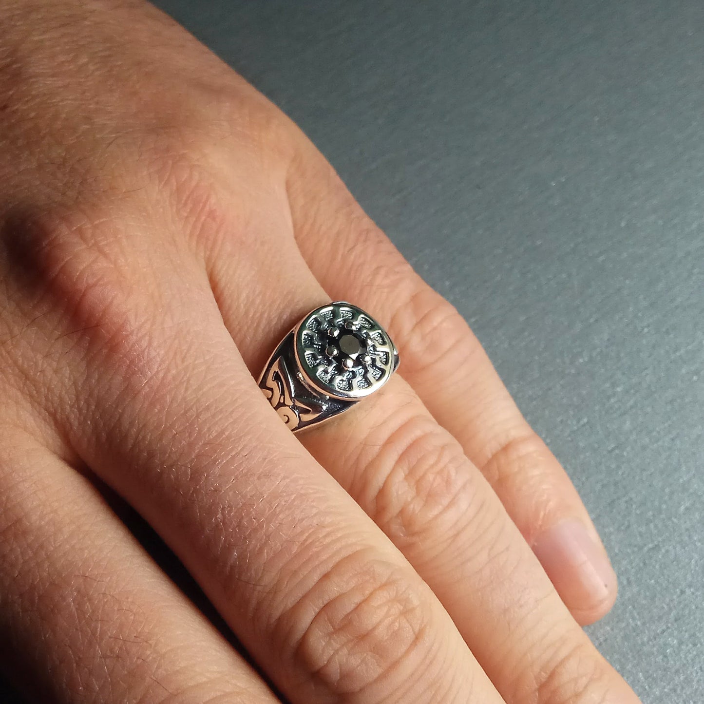 Anillo de sello cuadrado para hombre con circonitas negras y rueda solar color negro