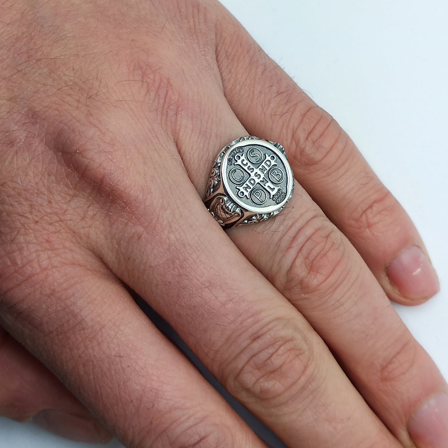 Anillo con sello de plata de ley de estilo barroco católico con medalla de San Benito y exorcismo