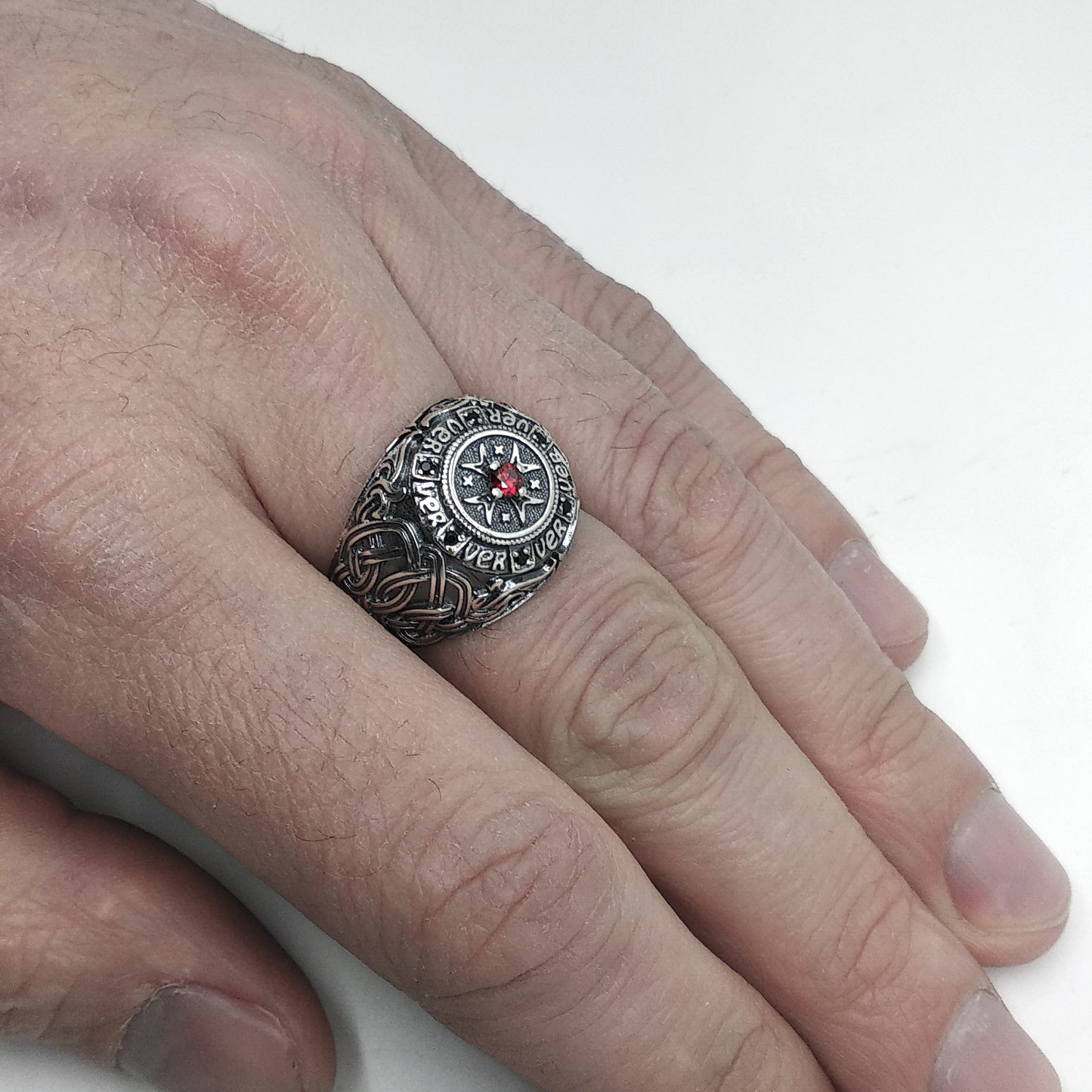 Anillo de caballero hospitalario con cruz de granate rojo y circonitas negras