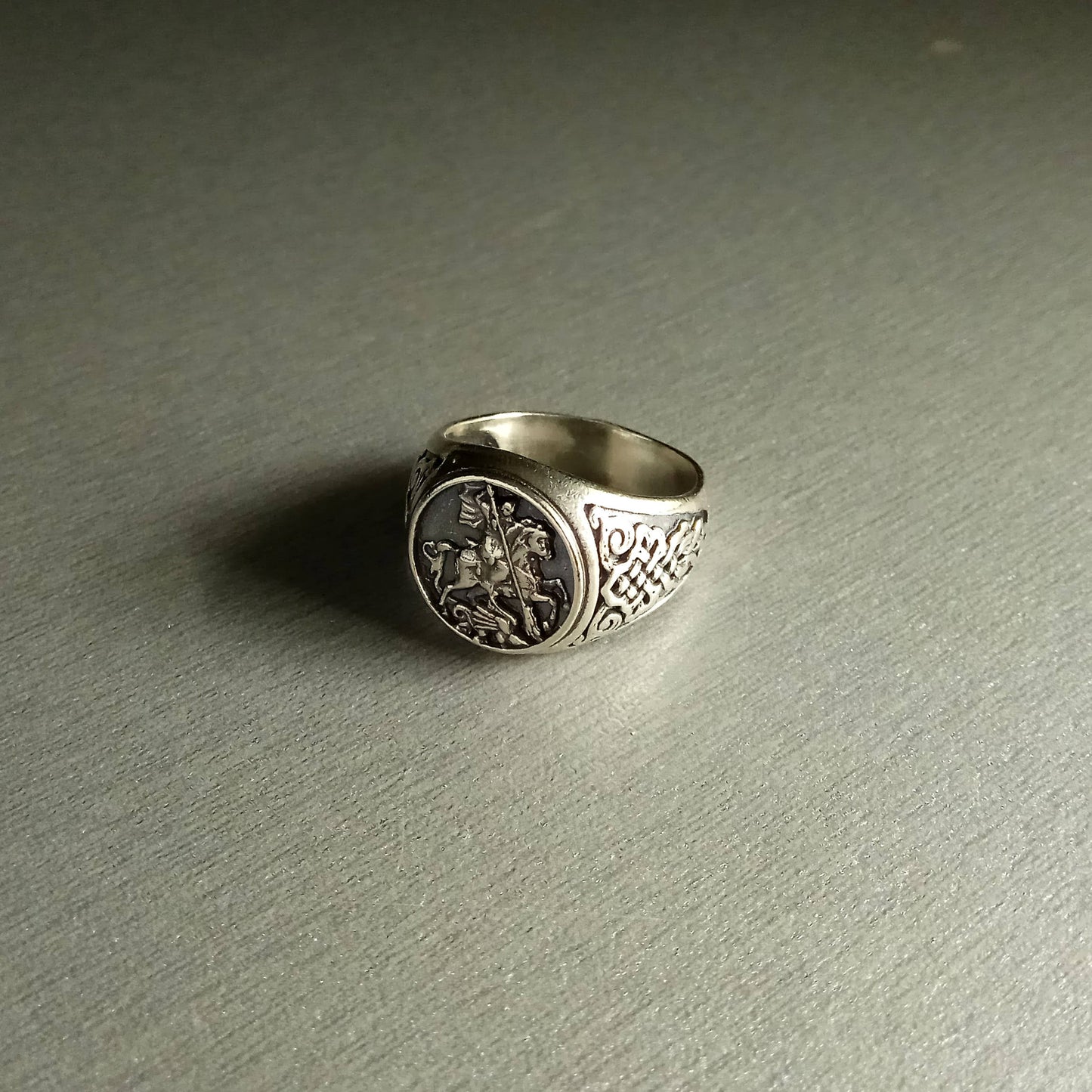 Anillo para hombre San Jorge el Victorioso y el Dragón en plata de ley 925