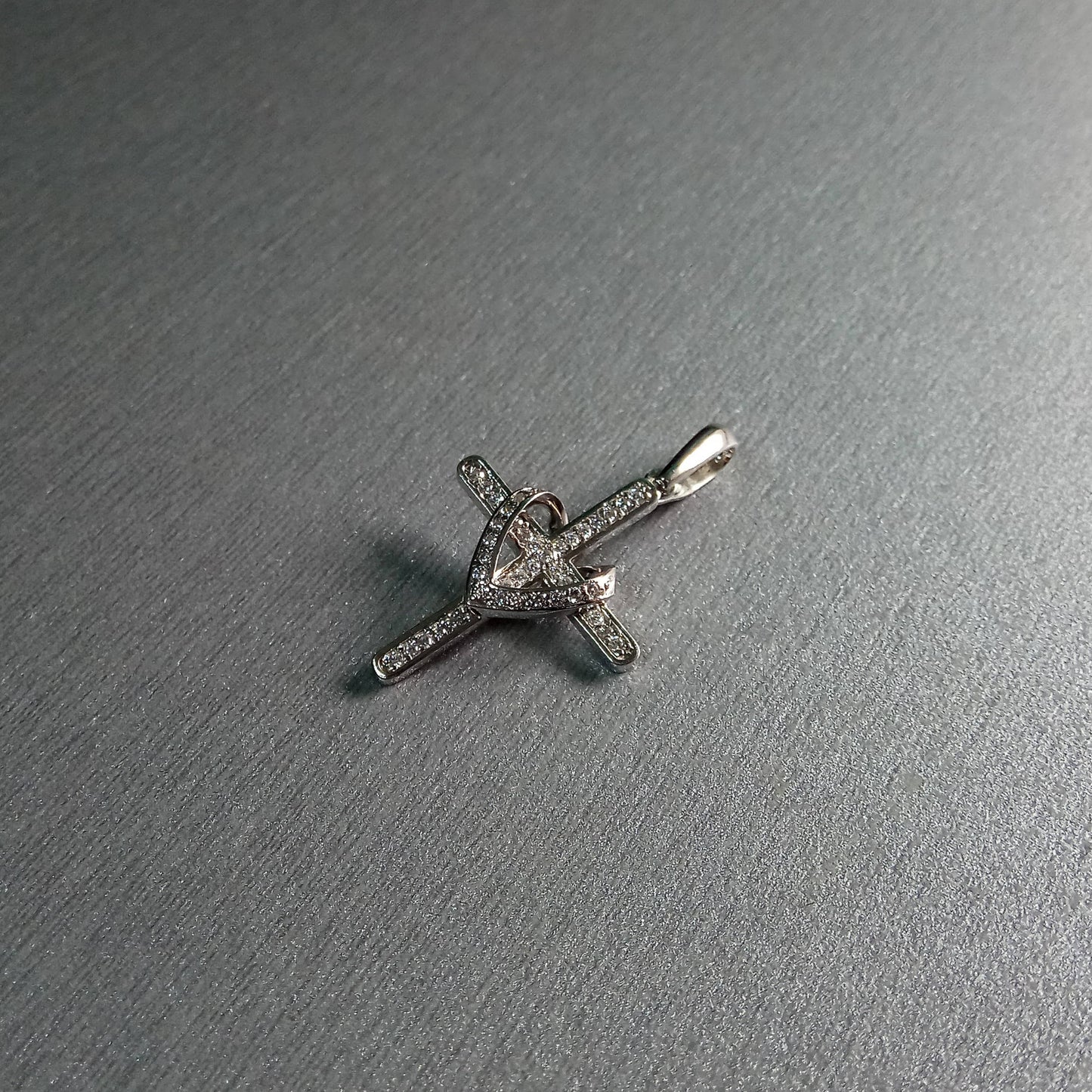 Colgante de plata de ley 925 con cruz y corazón para mujer