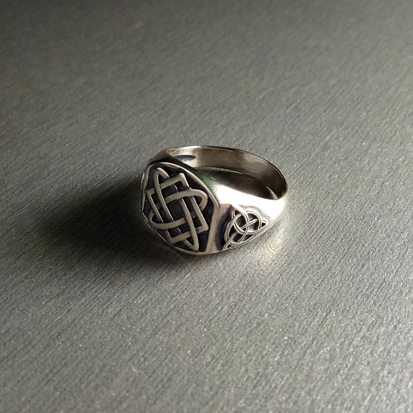 Anillo étnico para hombre con símbolo cuadrado de Svarog en plata 925