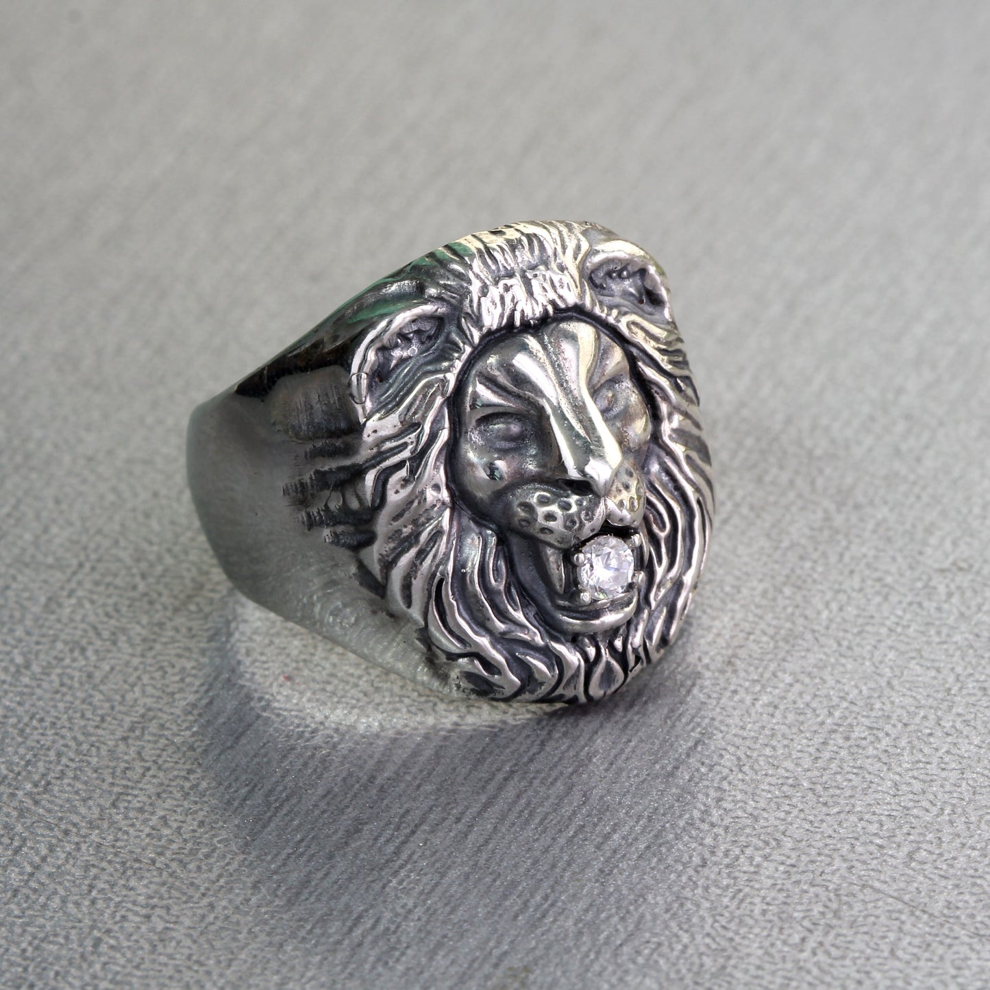 Anillo de plata 925 para hombre con león y gema en la boca