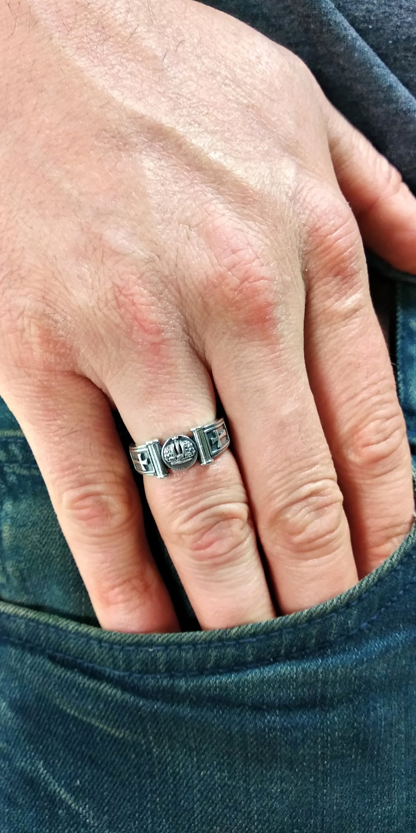 Anillo unisex con corona y cruces en plata de ley 925