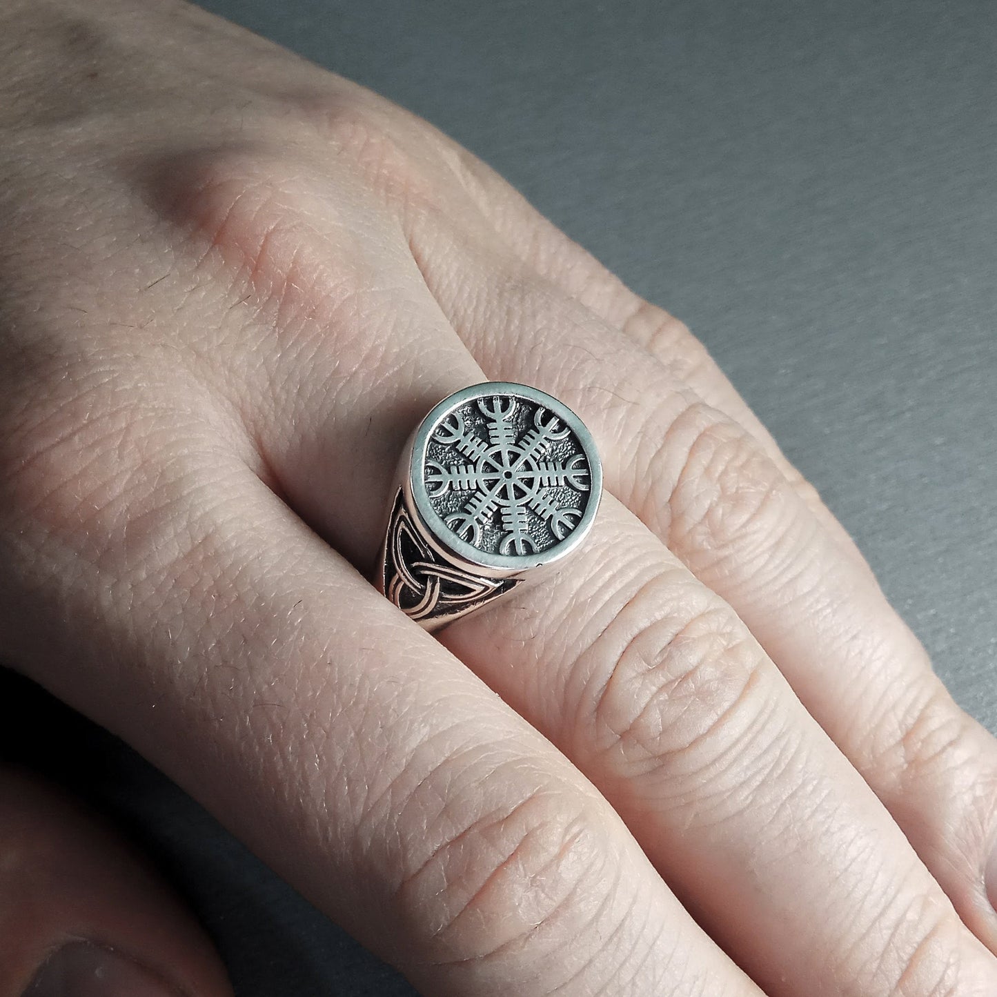 Sello de plata de ley para hombre con rueda rúnica celta y trikvetr