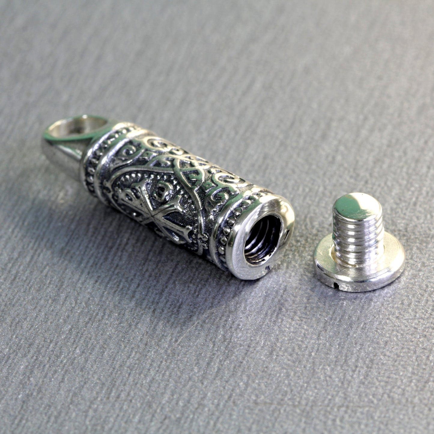 Colgante de urna de cremación de plata con monograma de Jesucristo Alfa y Omega