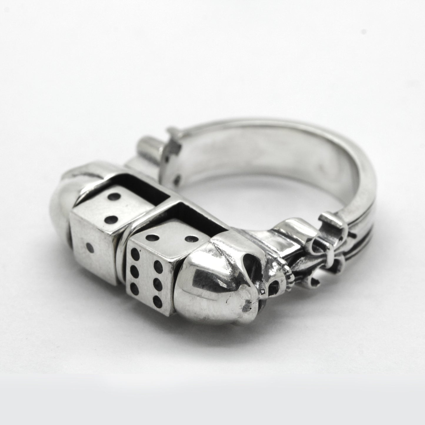 Handcrafted unisex skull ring made of 925 sterling silver, featuring a detailed skull design with a pair of dice on each side. This gothic-style statement ring symbolizes luck, risk, and bold individuality. Suitable for men and women, it blends biker and dark fashion aesthetics. The oxidized and polished silver surface adds depth and character. A perfect lucky charm and gift for fans of edgy jewelry.