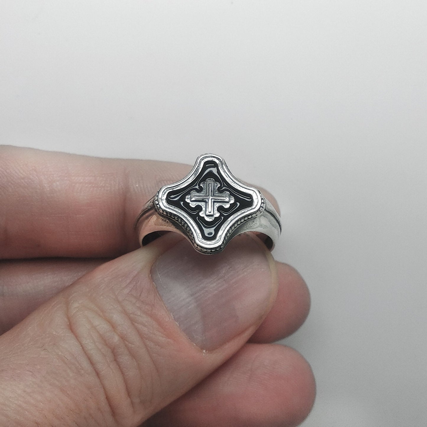 Anillo unisex con cruz cristiana de trébol en plata 925 con esmalte negro