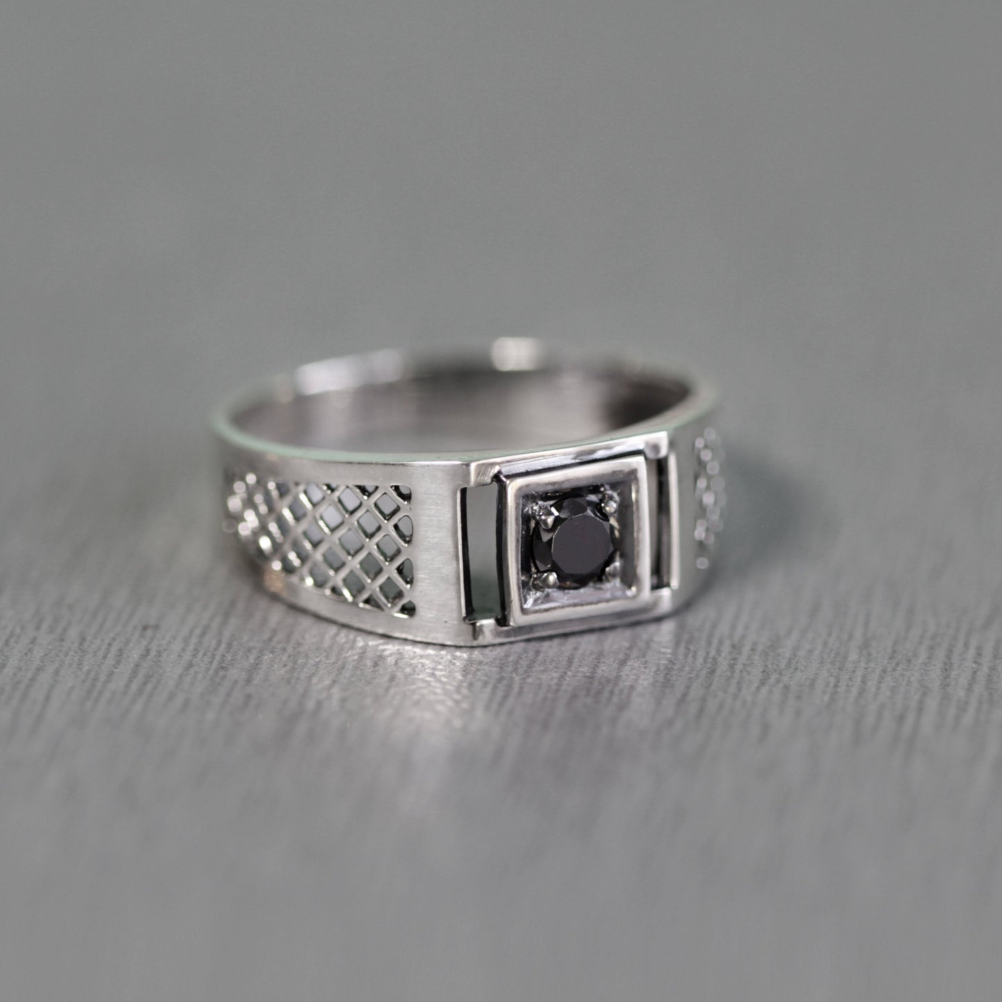 Leichter Herrenring aus Silber 925 mit rundem schwarzen Zirkon, Pinky-Ring