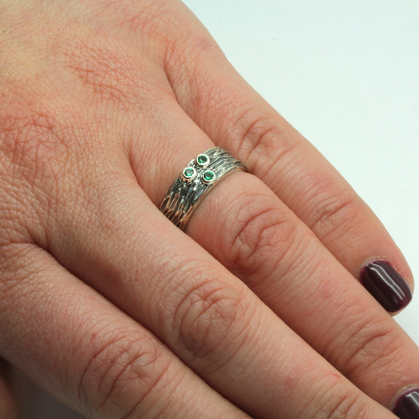 Anillo de compromiso de plata estilo amaderado con piedras preciosas verdes