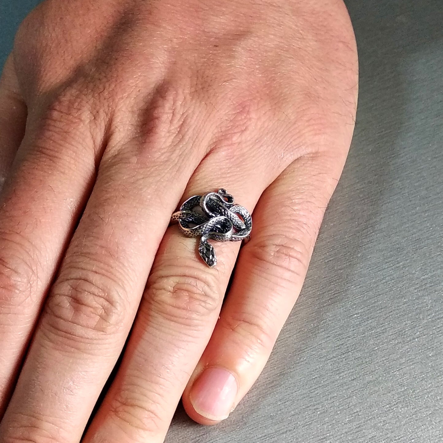 Anillo de plata de ley con forma de serpiente y cobra