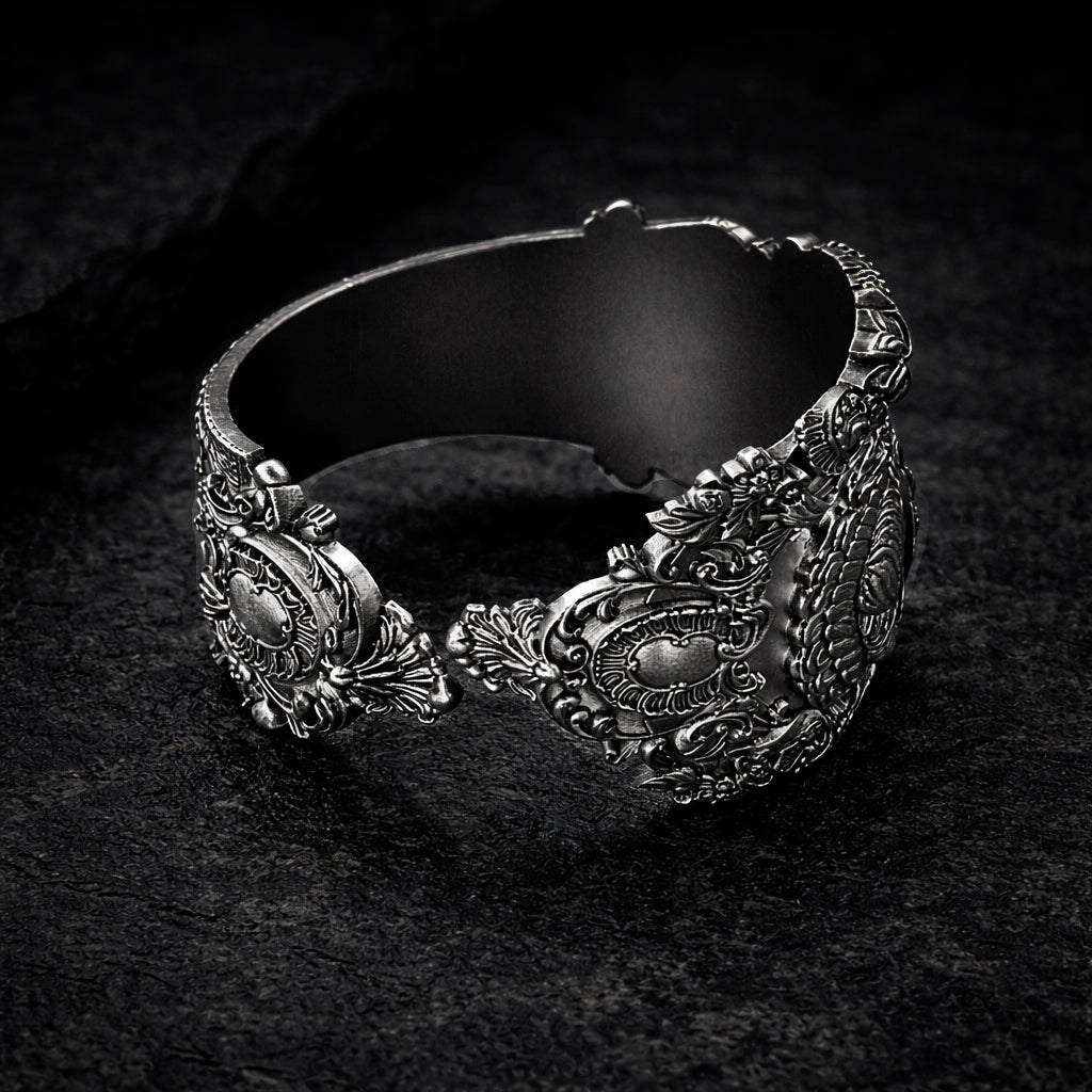 Open oxidized silver thumb ring featuring a detailed portrait of Frida Kahlo. Artistic spoon ring inspired by vintage silverware jewelry, designed as an open ring that wraps tightly around the thumb. Statement thumb ring with sculptural relief and darkened recessed details, handcrafted art jewelry. Frida Kahlo open ring made of blackened silver, bold spoon ring for the thumb, unique wearable art.