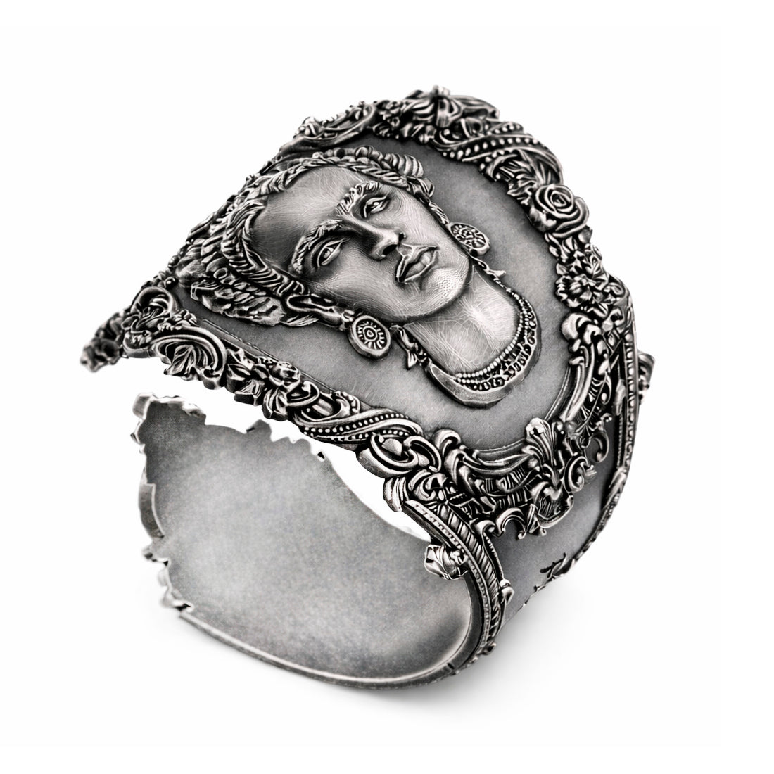 Open oxidized silver spoon thumb ring featuring a detailed portrait of Frida Kahlo. Handmade statement ring inspired by vintage spoon jewelry, designed as an adjustable open band for the thumb. The ring has a wide sculptural form with darkened recessed areas and polished raised details, creating a strong contrast typical of blackened silver. Artistic silver ring inspired by Mexican art and iconic Frida Kahlo portrait, bold wearable art jewelry.
