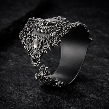 Open oxidized silver thumb ring featuring a detailed portrait of Frida Kahlo. Artistic spoon ring inspired by vintage silverware jewelry, designed as an open ring that wraps tightly around the thumb. Statement thumb ring with sculptural relief and darkened recessed details, handcrafted art jewelry. Frida Kahlo open ring made of blackened silver, bold spoon ring for the thumb, unique wearable art.