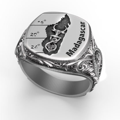 Madagascar silver signet ring with engraved island map, tribal symbols, zebu bull, palm and shield details. Handcrafted men’s jewelry in oxidized sterling silver 925, bold ethnic heritage design, unique symbolic statement ring, heavy masculine accessory, perfect gift for travelers, collectors, or lovers of African culture.