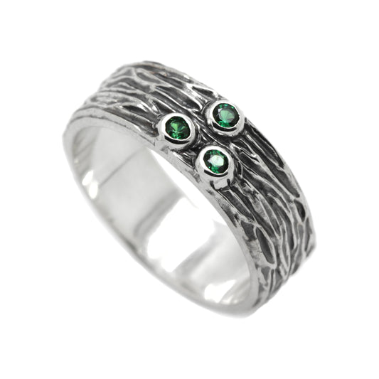 Dřevitý zásnubní stříbrný prsten se zelenými drahokamy