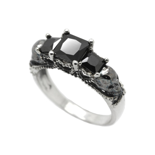 Verlobungsring mit drei Steinen, schwarze quadratische Zirkone, Gothic-Totenköpfe, Totenkopf-Ehering, schlichter Skelett-Ring